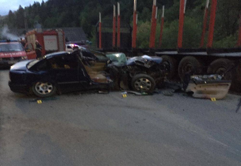 Un tânăr a murit, iar altul este în spital în urma unui accident rutier. Șoferul era beat (FOTO)