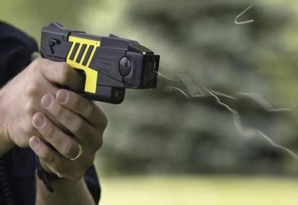 Reținut de polițiști după ce a  lovit și amenințat o femeie cu un aparat de electroșocuri
