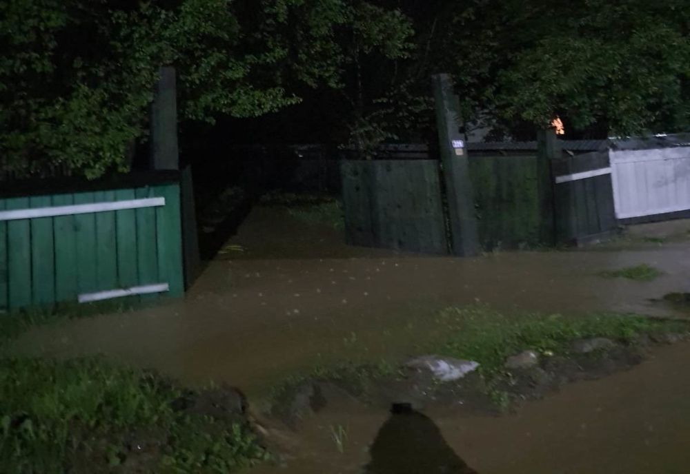 Prăpăd în urma ploilor în Neamț. Drum blocat, gospodării inundate, localități fără curent electric
