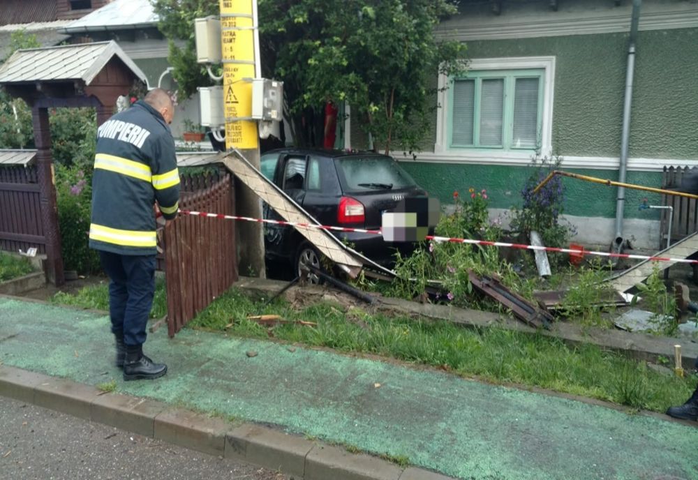 Un șofer a intrat cu autoturismul într-o țeavă de gaz