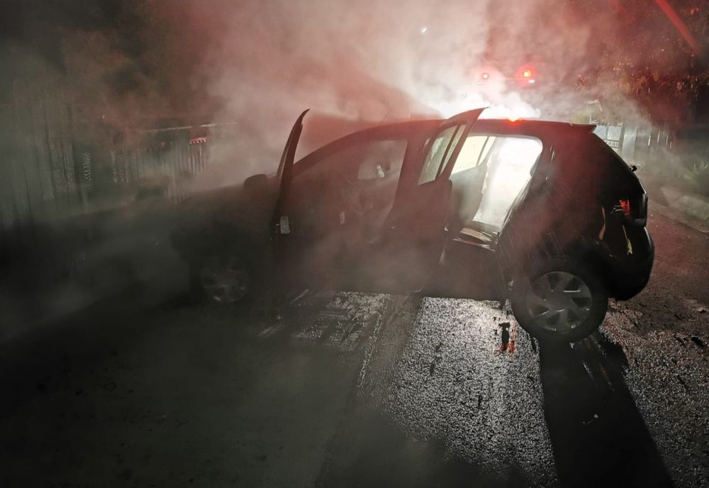 Mașină distrusă de foc, la Dulcești (FOTO)