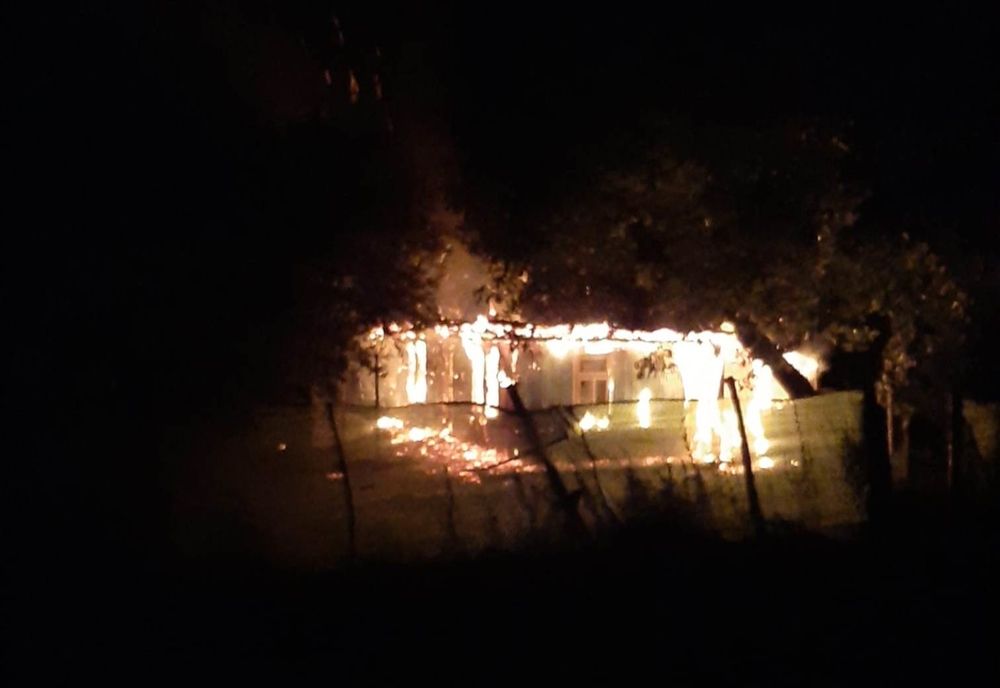  Casă mistuită de flăcări! Incendiul a fost pus intenționat
