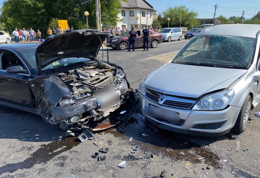 Două persoane au ajuns la spital pentru că un șofer nu a oprit la STOP