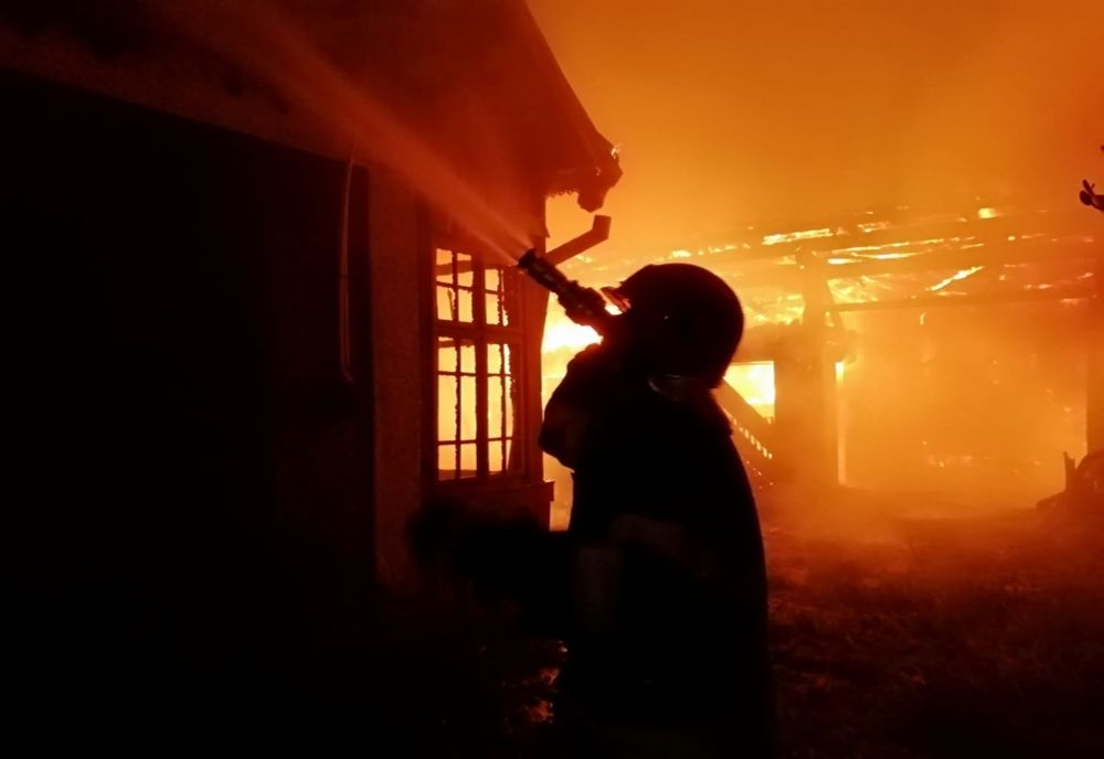 Incendiu în Roman! Proprietara a suferit atac de panică