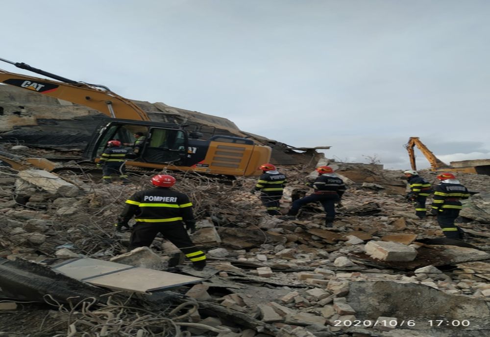 Intervenție contra cronomentru a salvatorilor nemțeni pentru a scoate un bărbat de sub un zid prăbușit!