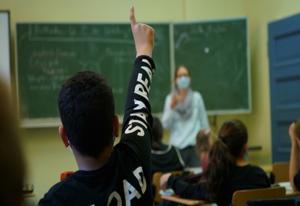 Guvernul va suplimenta cu 750 numărul de posturi din învăţământul preuniversitar