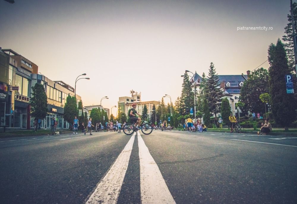Piața Ștefan cel Mare din Piatra-Neamț, zonă de promenadă în fiecare weekend
