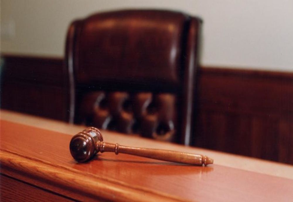 Polițist acuzat de luare de mită, folosire abuzivă a funcţiei în scop sexual şi abuz în serviciu, condamnat de Curtea de Apel Brașov