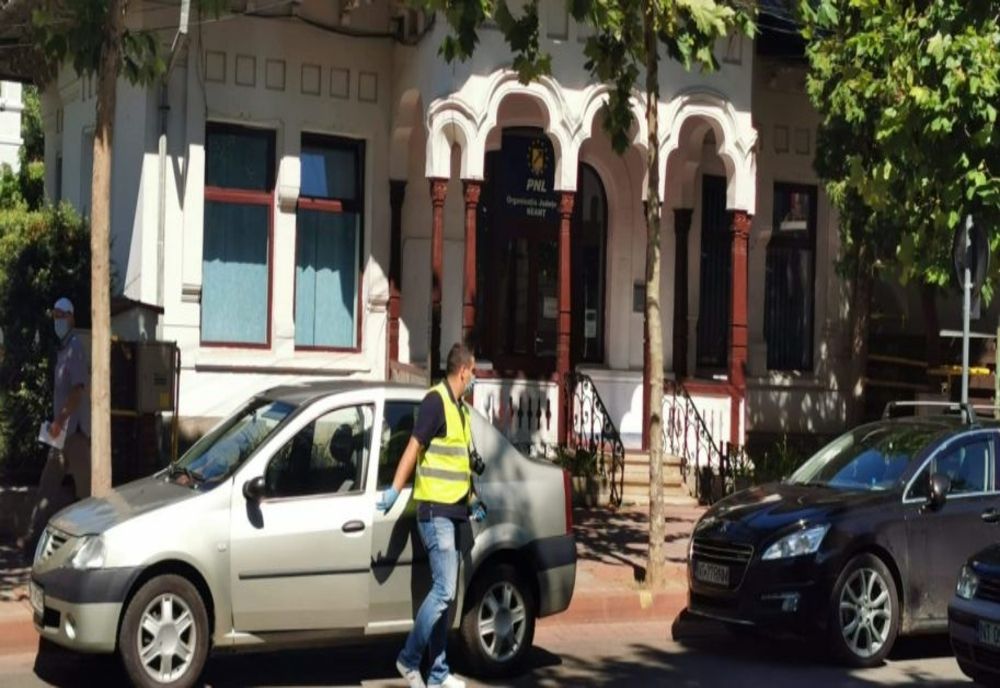 Hoții care au furat 88.000 de lei din sediul PNL Neamț vor sta în arest 30 de zile