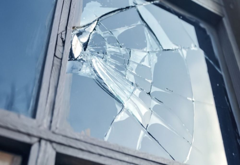 A încercat să intre în casa mamei sale cu forța