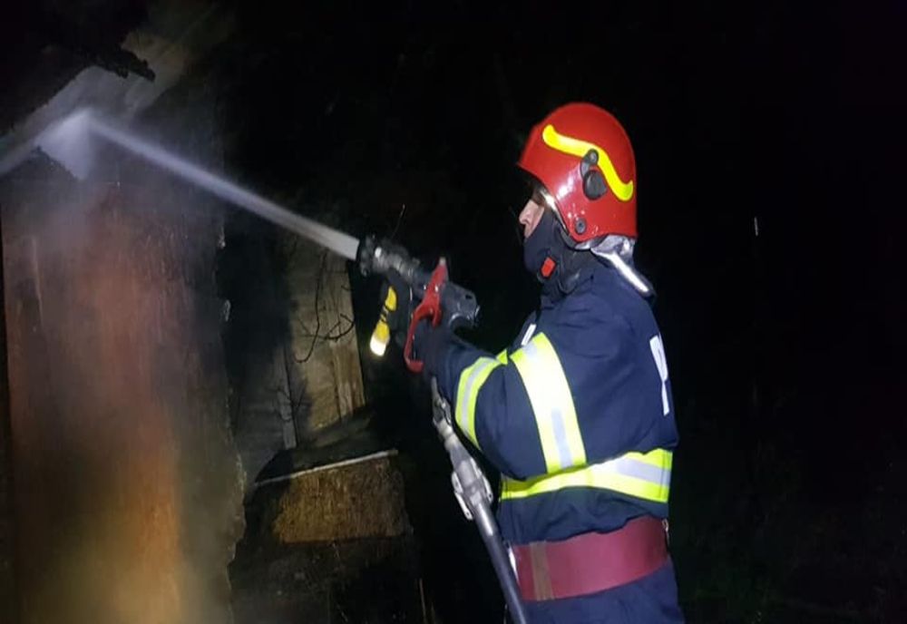 Anexe gospodărești distruse de foc noaptea trecută