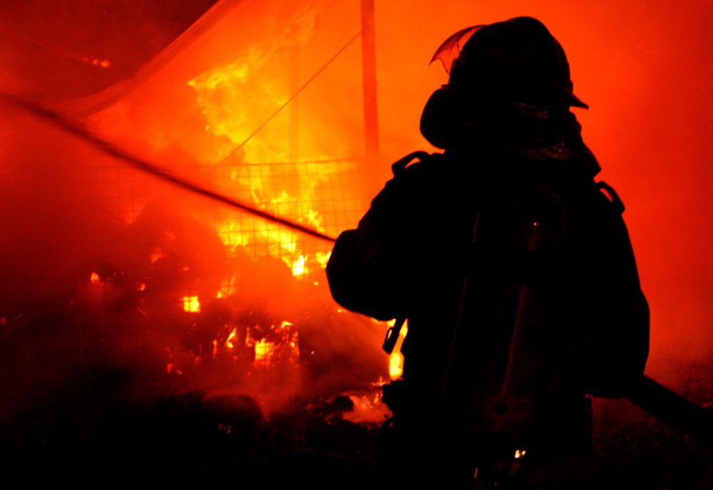 Incendiu în Târgu Neamț! O femeie aflată într-un scaun cu rotile a fost evacuată și a avut nevoie de îngrijiri medicale