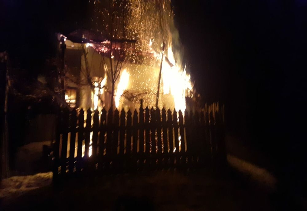 A fost găsit carbonizat în casa cuprinsă de flăcări (FOTO)