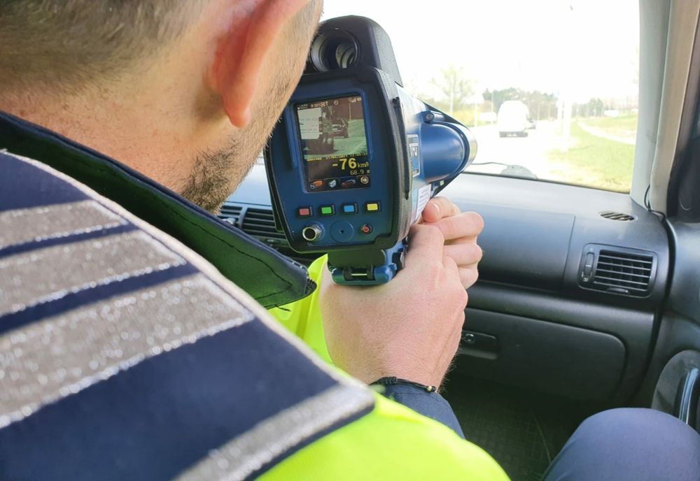 Prins în trafic cu 103 km/h și fără permis de conducere