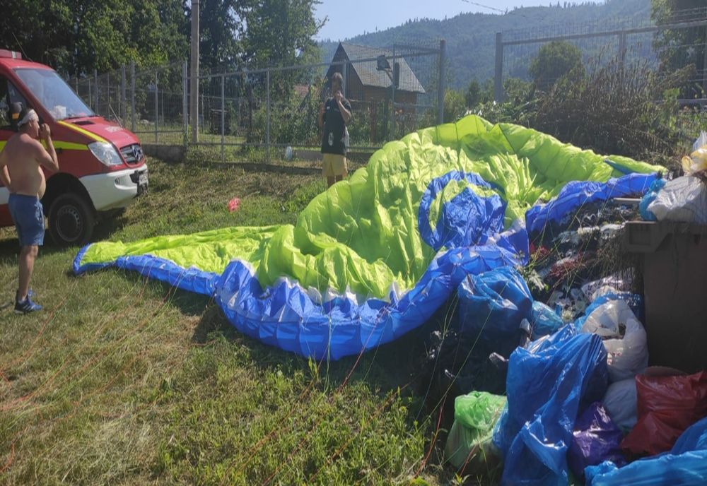 FOTO- Un bărbat din Bacău s-a prăbușit cu parapanta în Neamț
