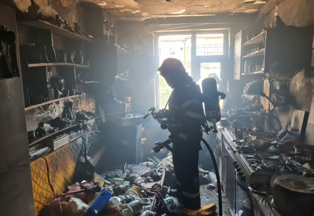 Încendiu în Piatra-Neamț! Un bărbat a suferit arsuri la nivelul capului