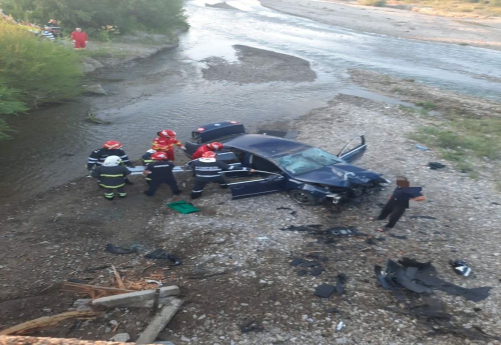 Accident grav în Neamț! O mașină a ajuns în albia râului Cracău- FOTO