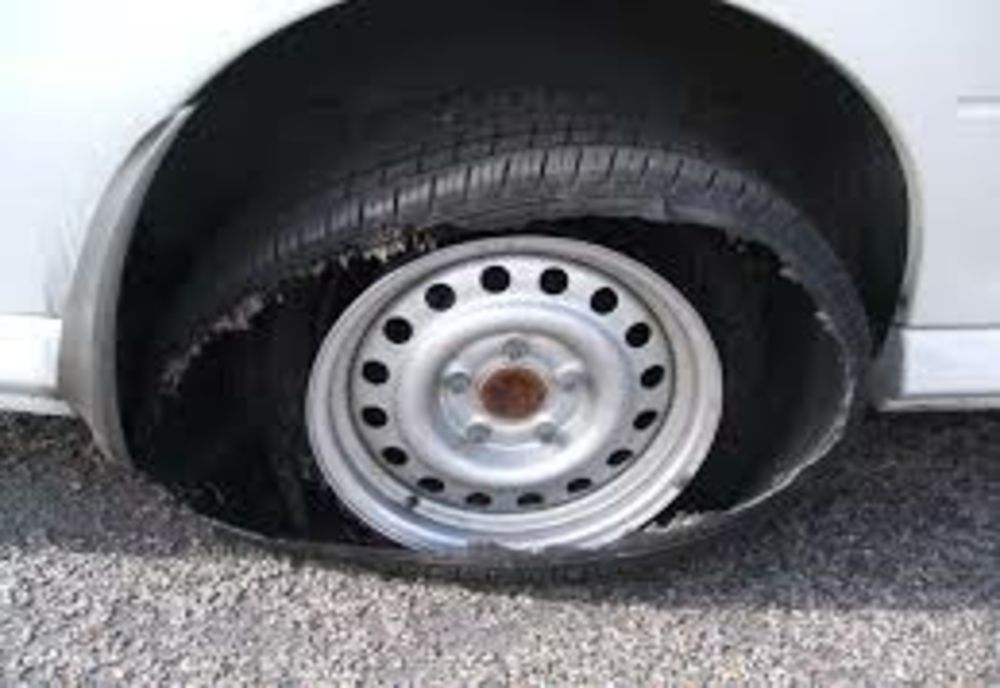Tânăr accidentat după ce i-a explodat un cauciuc în față