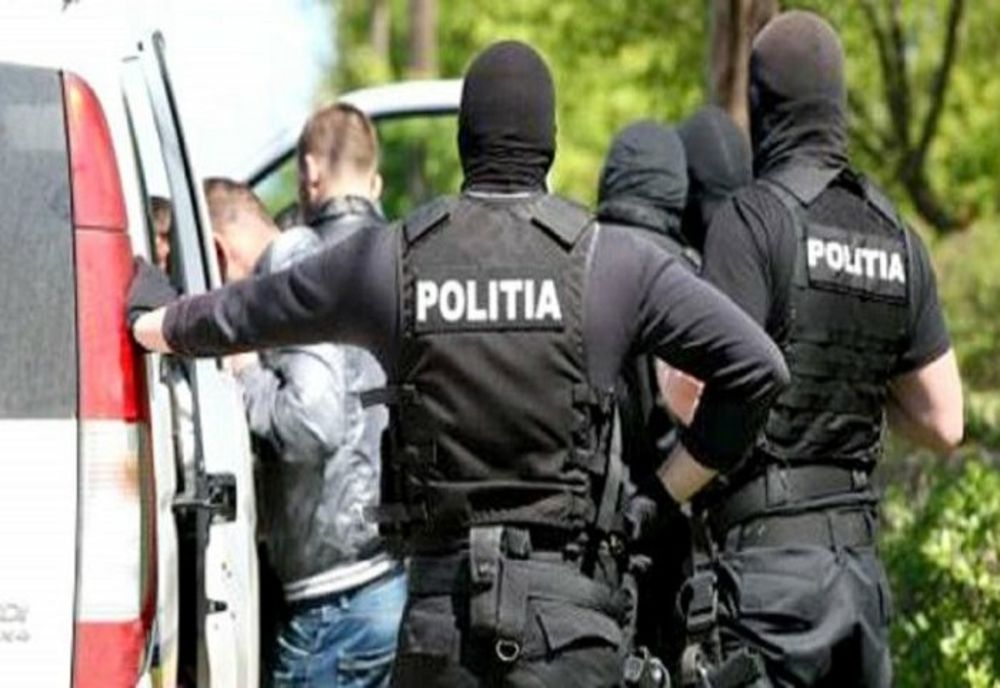 Un minor de 16 ani a făcut ravagii în Roznov și Zănești. Câte mașini a spart și ce prejudiciu a făcut