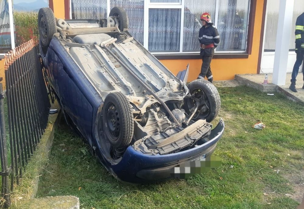 FOTO-O șoferiță s-a răsturnat cu mașina în Piatra-Neamț