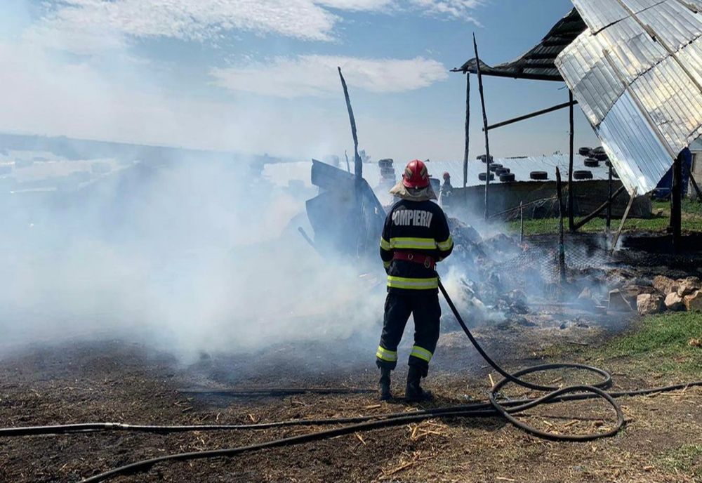 Incendiu într-un sat din Neamț! Proprietara a suferit atac de panică
