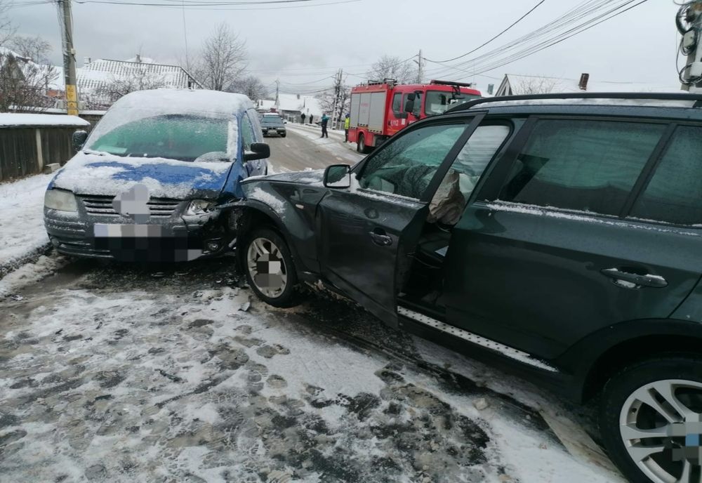Un bărbat a ajuns la spital după ce a fost implicat într-un accident rutier