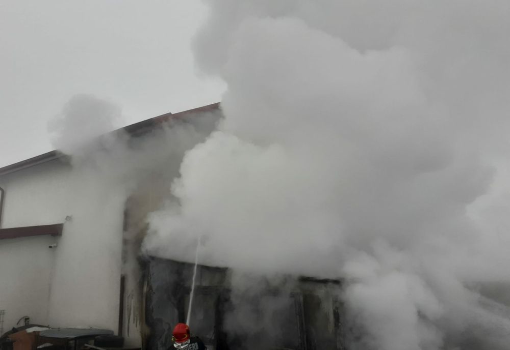 Incendiu în Roman! Pomierii au salvat casa de locuit!