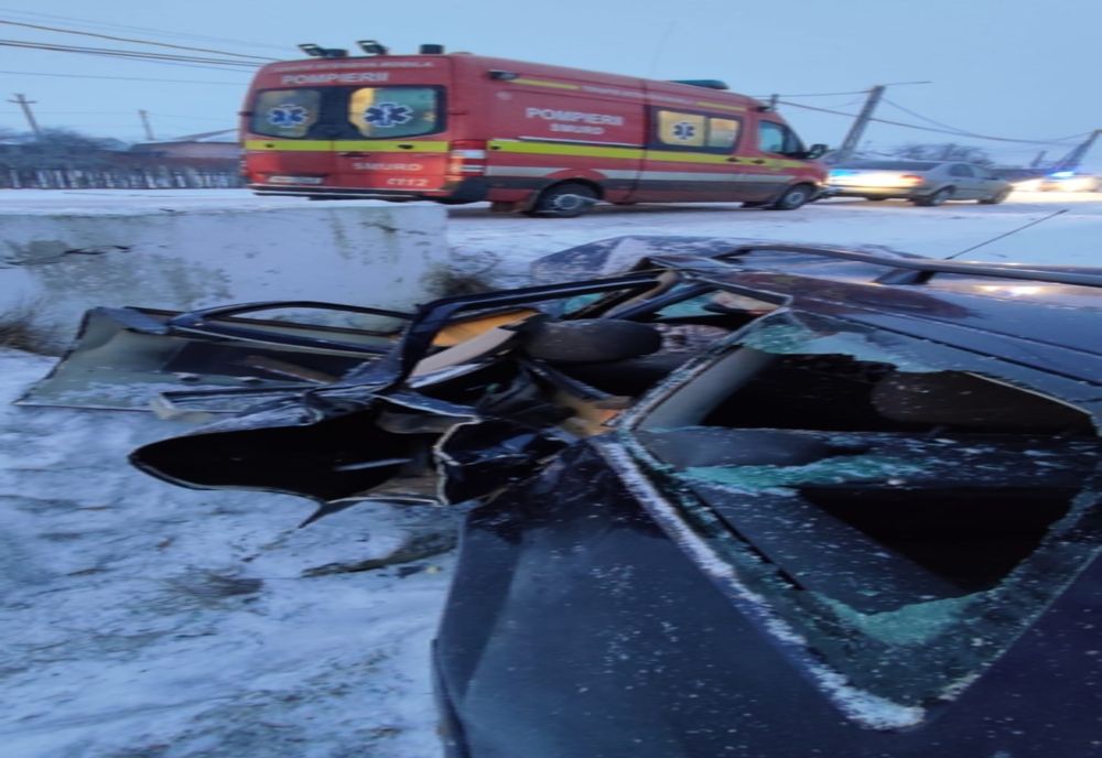 Două persoane au rămas încarcerate în urma unui accident rutier 