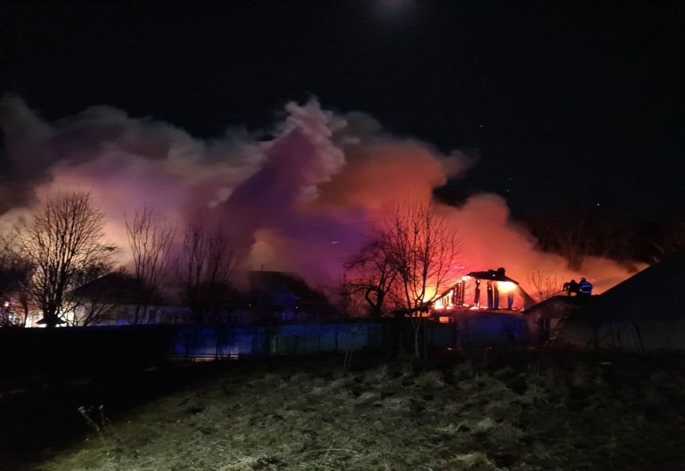 Gospodărie făcută scrum din cauza unei lumânări