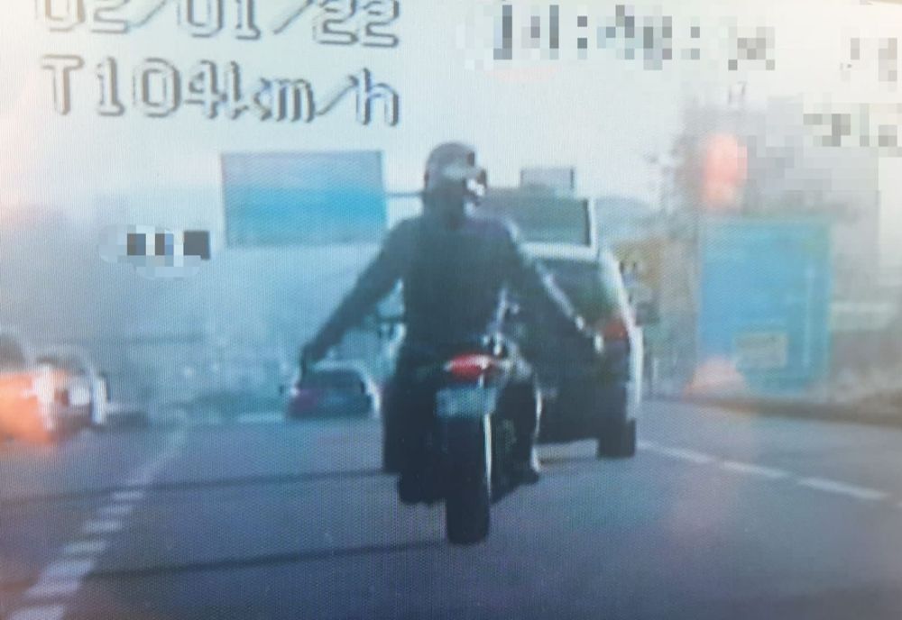 Cascadorie periculoasă! Mai multe autospeciale de poliție i-au blocat drumul!