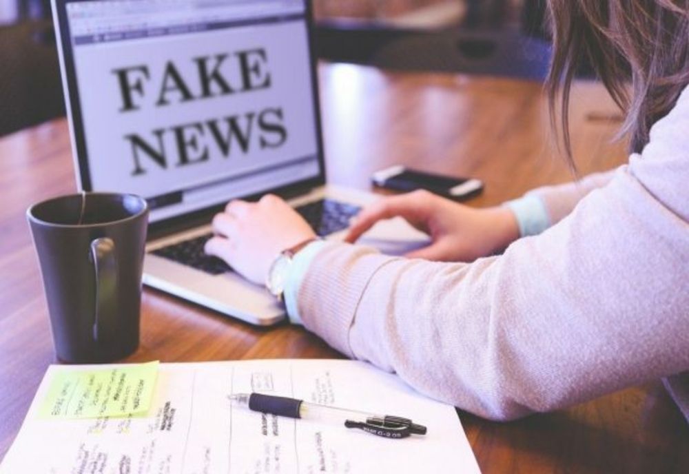 Comisia Europeană pune la dispoziția profesorilor un ghid despre combaterea dezinformării, cu care să îi ajute pe elevi să separe ceea ce este real de ce este fals