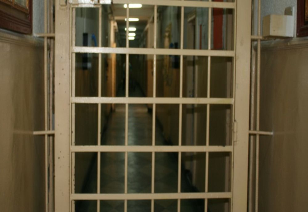 Un bărbat este cercetat pentru evadare. Acesta a ieșit din arestul la domiciliu la o bere