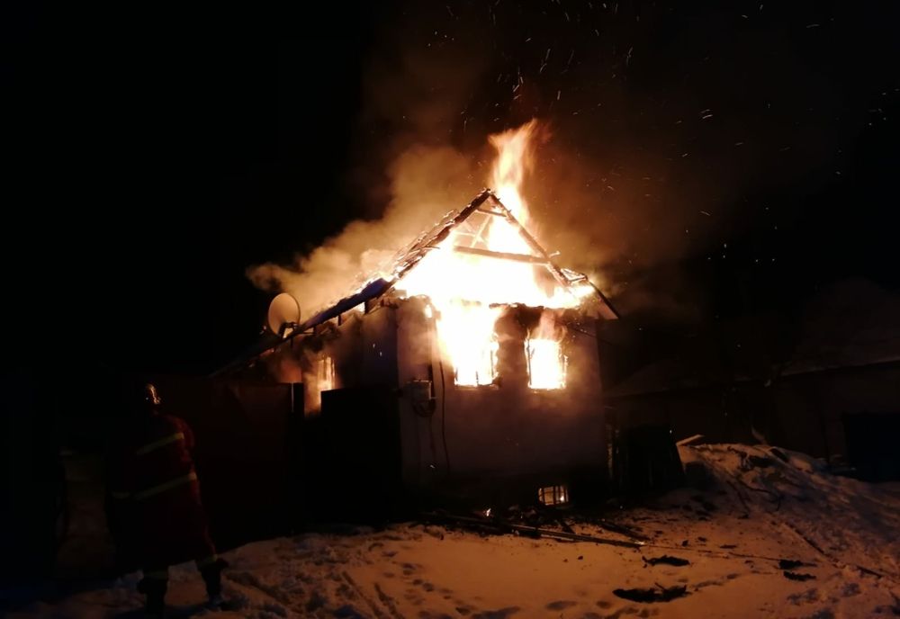 Un scurtcircuit electric a aprins podul unei case din Vânători Neamț