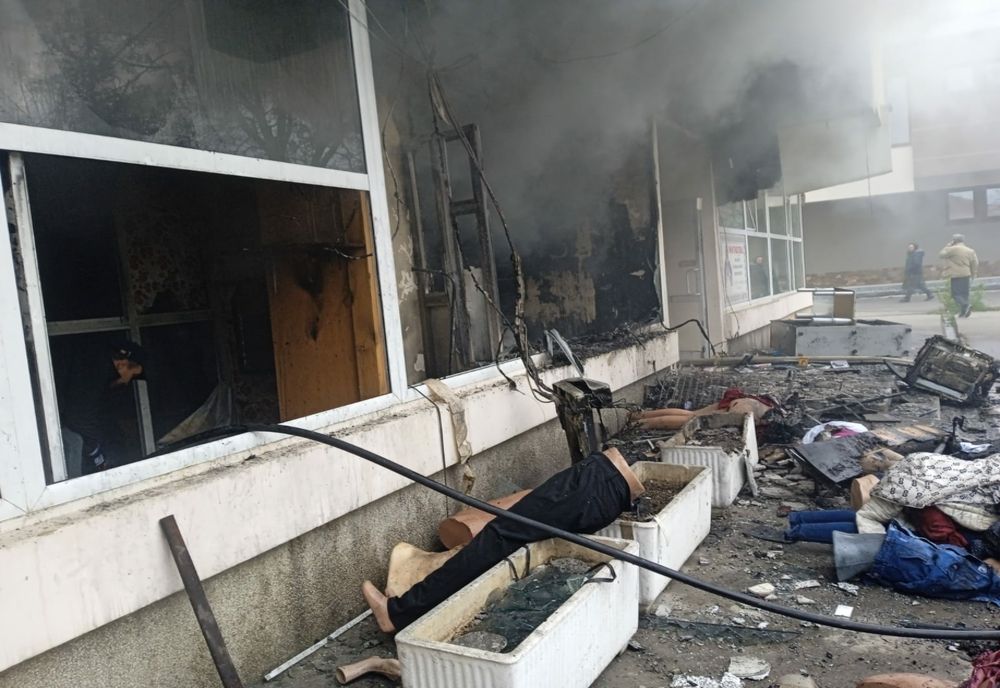 Incendiu la un centru comercial din Roman: au ars mai multe tipuri de bunuri, pe o rază de 450 mp
