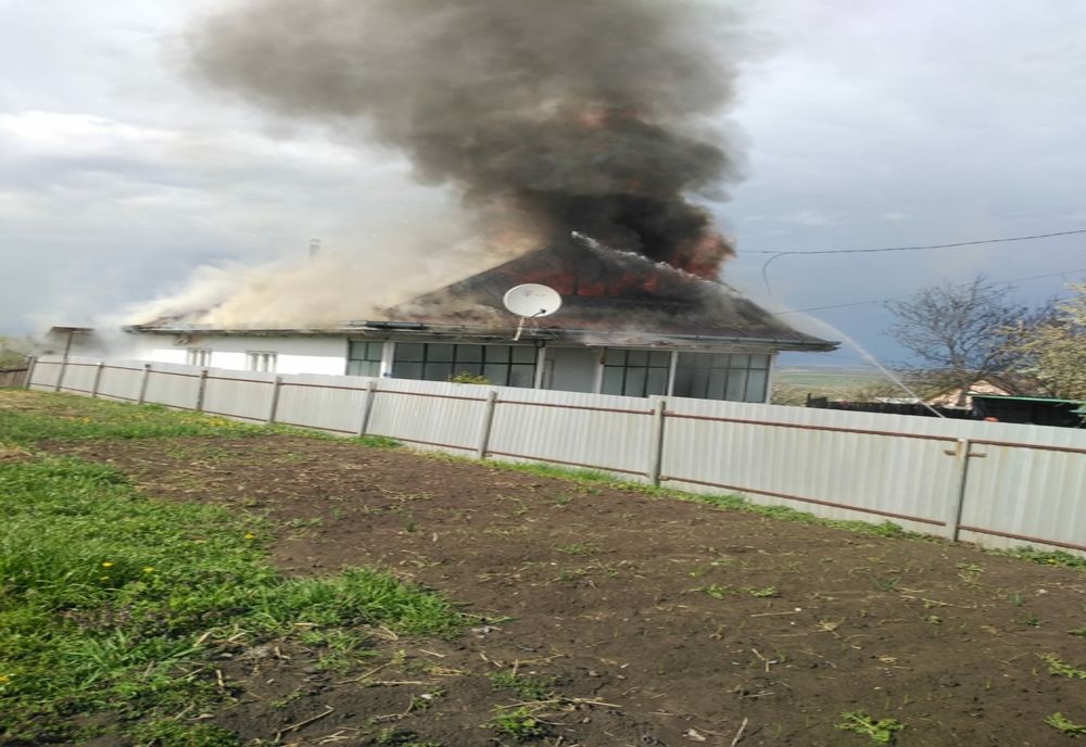 Casă lovită de trăsnet în județul Neamț- Proprietara a suferit atac de panică- FOTO