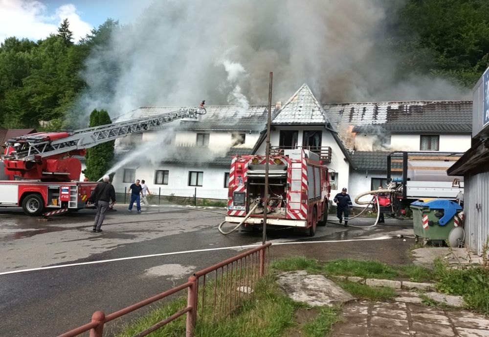 Intervenție de aproape 5 ore pentru stingerea incendiului de la fostul motel Bicaz