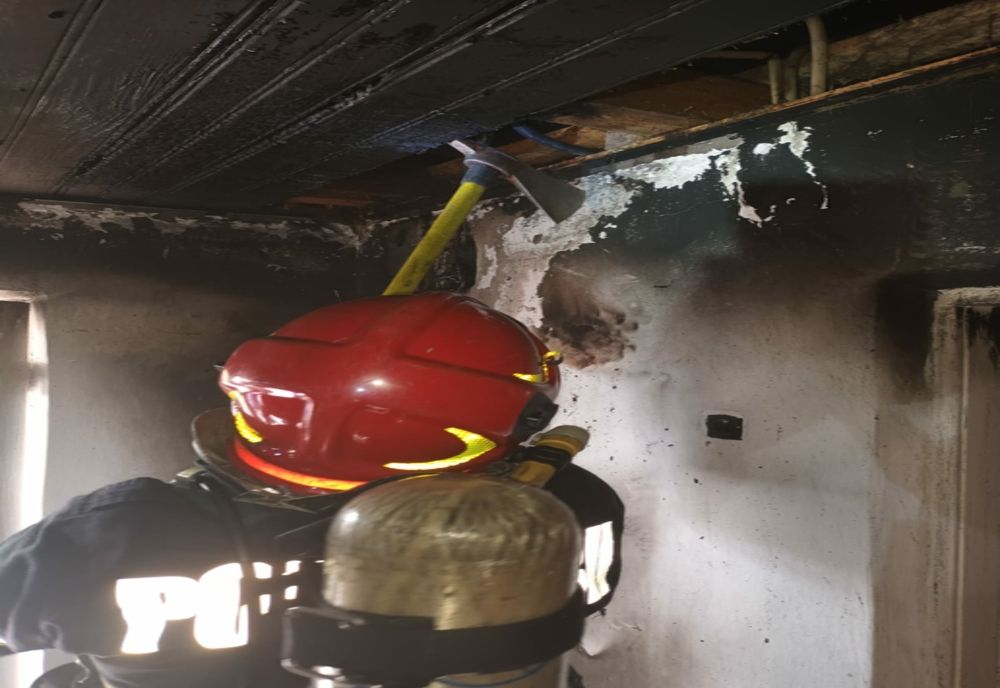 O femeie a suferit atac de panică când a văzut incendiul izbucnit în holul casei în care locuia