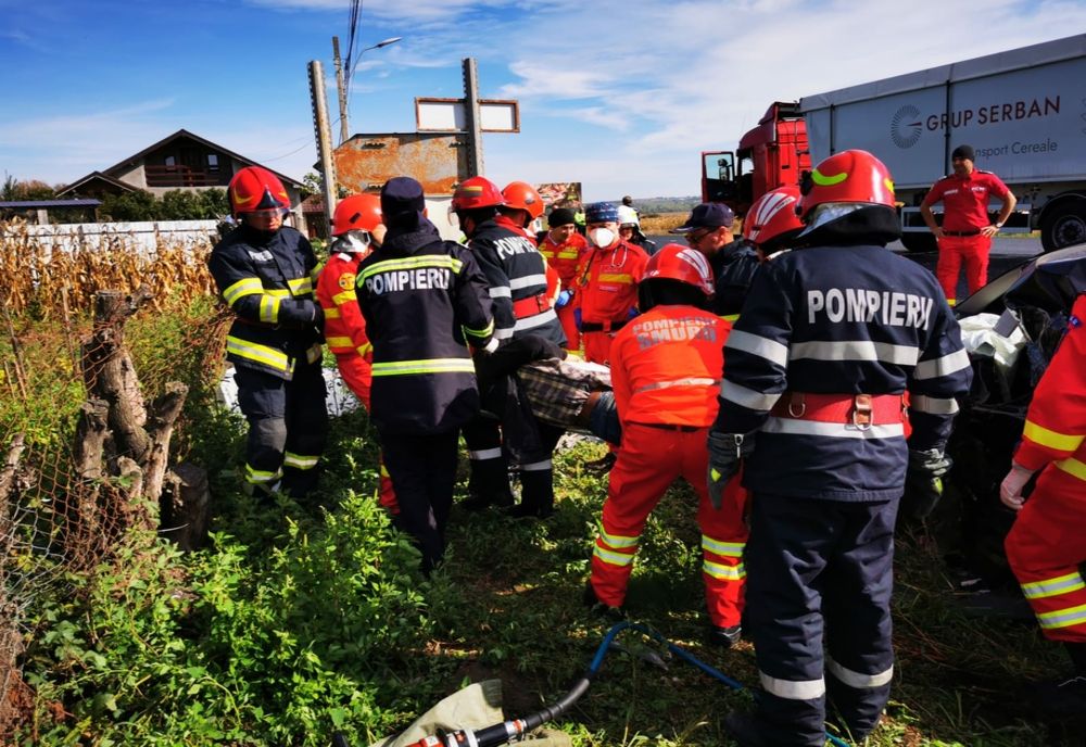 IMPACT NIMICITOR între un TIR și un autoturism! Un bărbat și-a pierdut viața! FOTO