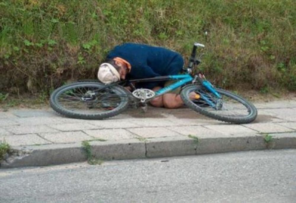 Atât de beat că a căzut de pe bicicletă! Acum are și dosar penal