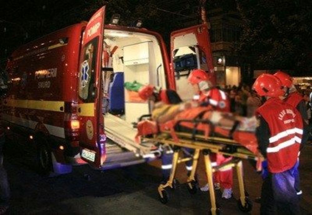 Accident în Săvinești! Două persoane au ajuns la spital