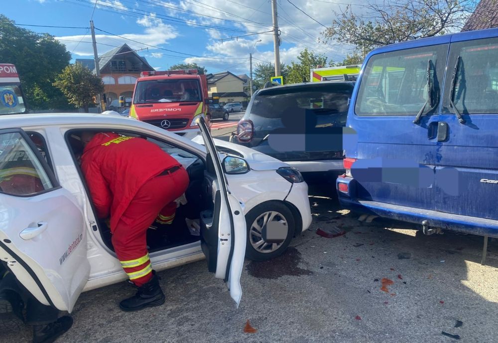 Accident rutier cu trei autoturisme implicate în Piatra Neamț. Ce anume a alertat forțele de intervenție
