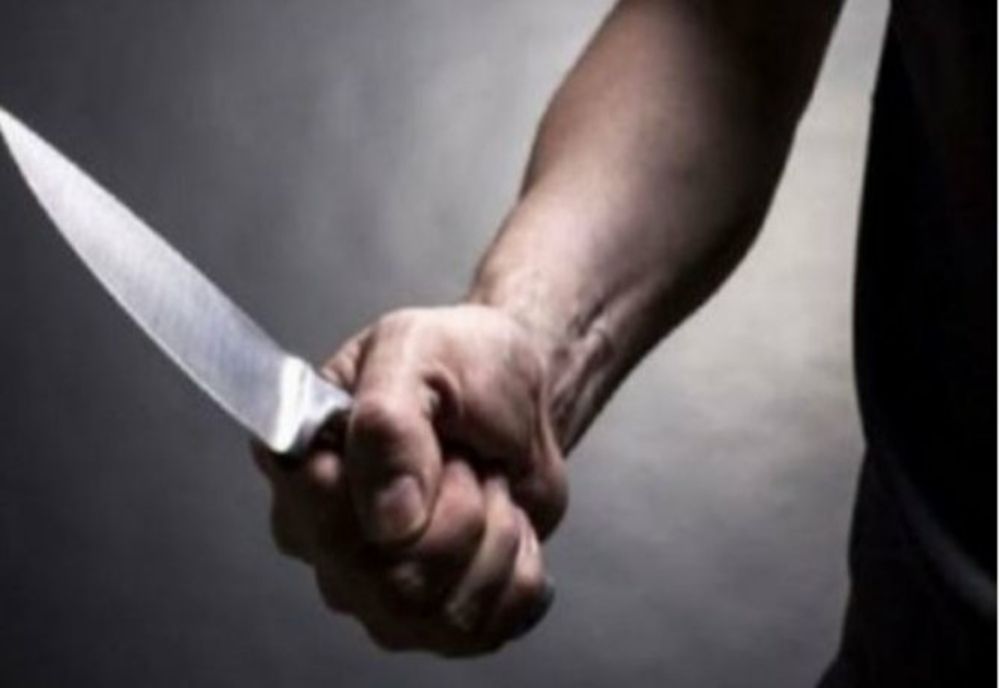 Un tânăr a fost reținut după ce a amenințat cu cuțitul 3 persoane