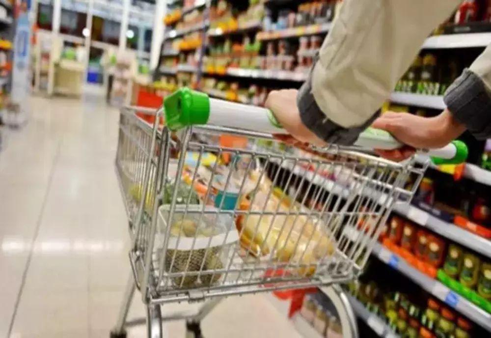 Speriați de valul de scumpiri, românii își fac deja provizii pentru sărbătorile de iarnă