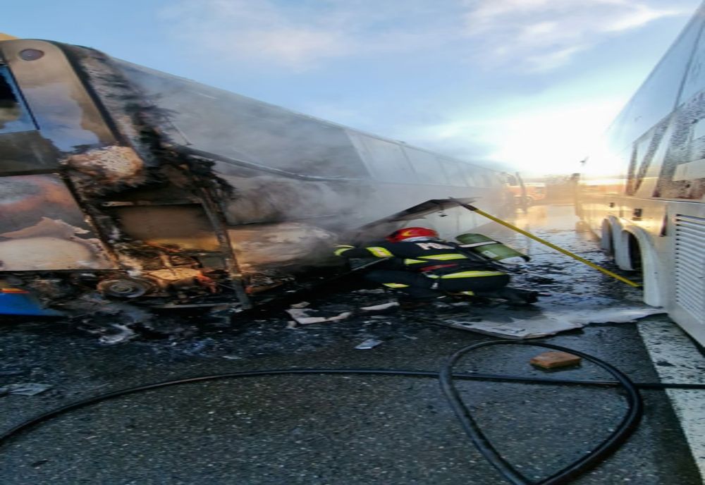 Un autobuz a luat foc într-o parcare din Piatra-Neamț