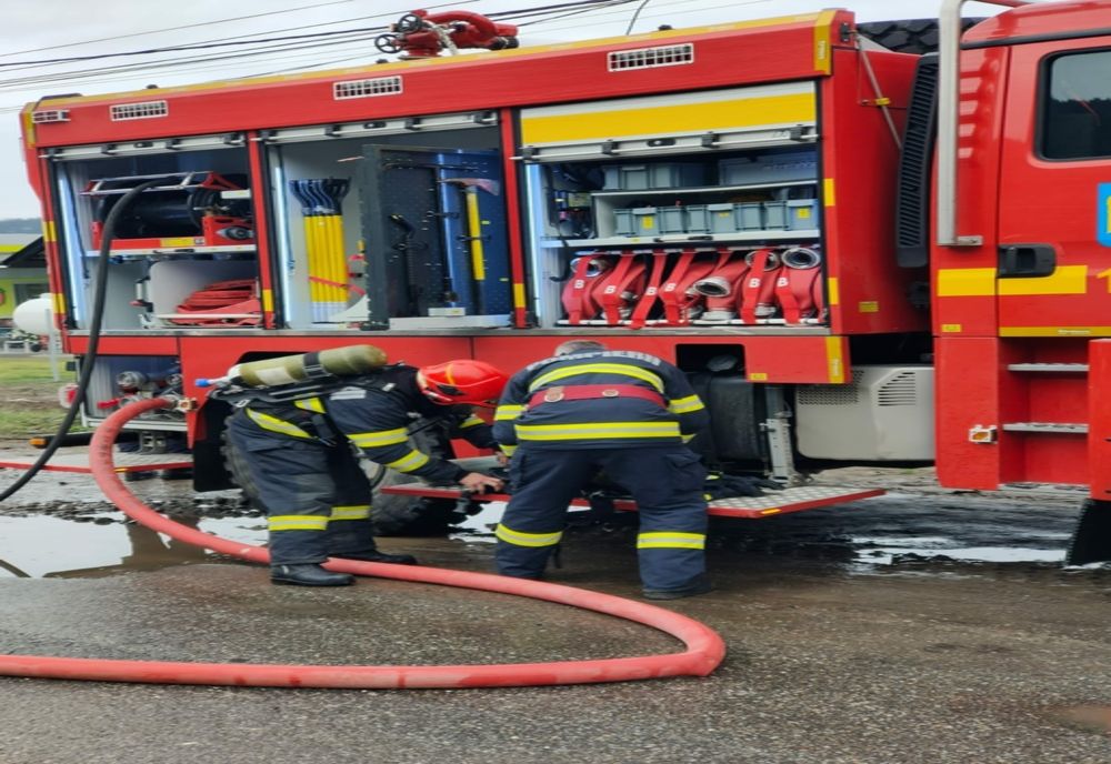 Incendiu la o hală de pe o platformă dezafectată din Roman