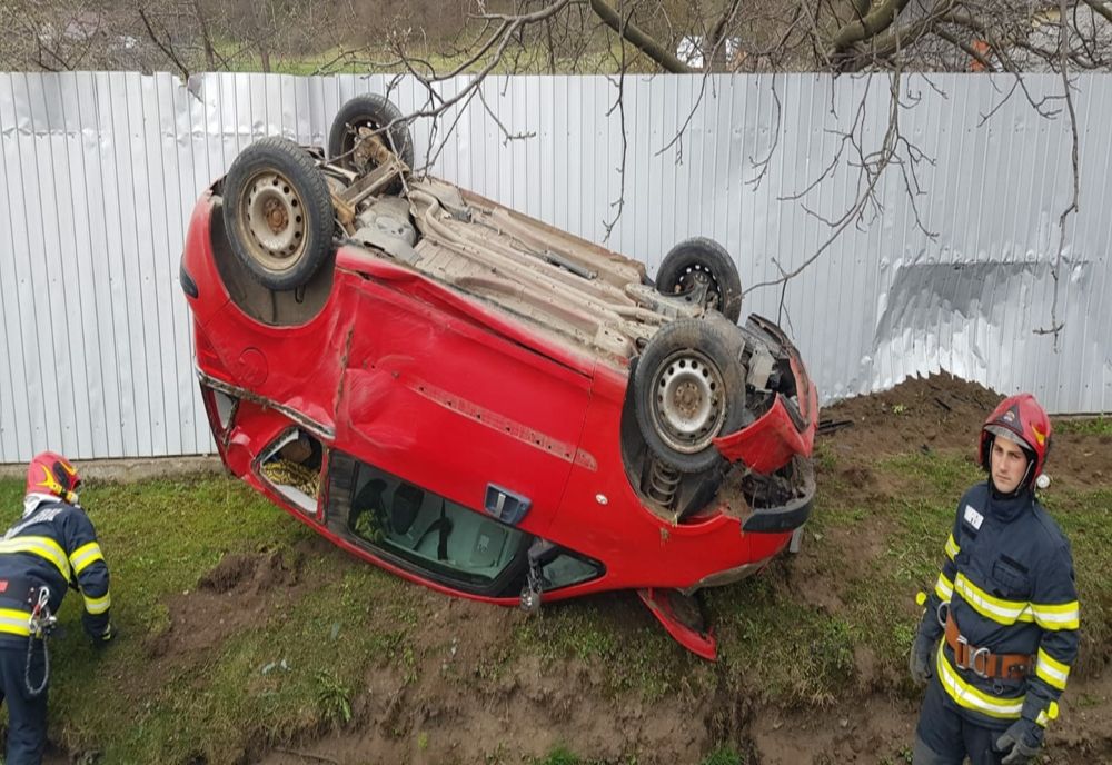 Trei persoane au scăpat ca prin minune după ce s-au răsturnat cu mașina