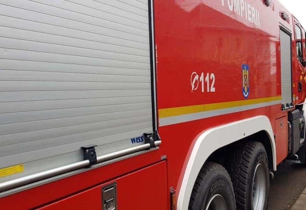 O bătrână salvată la timp de pompieri. Femeia nu mai răspundea la telefon și nici la ușă