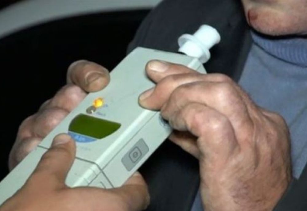 Mai iese pozitiv alcooltestul dacă mesteci gumă? Cunoscutul mit urban, supus experimentului. VIDEO