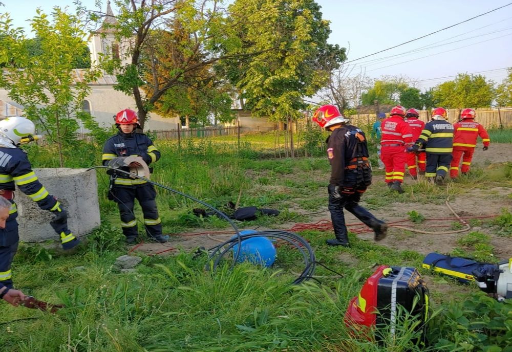 Femeie, salvată de pompieri! Aceasta căzuse într-o fântână