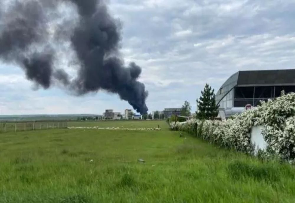 Incendiu violent pe platforma Săvinești, panică printre locuitorii. Au ars deșeuri toxice - FOTO